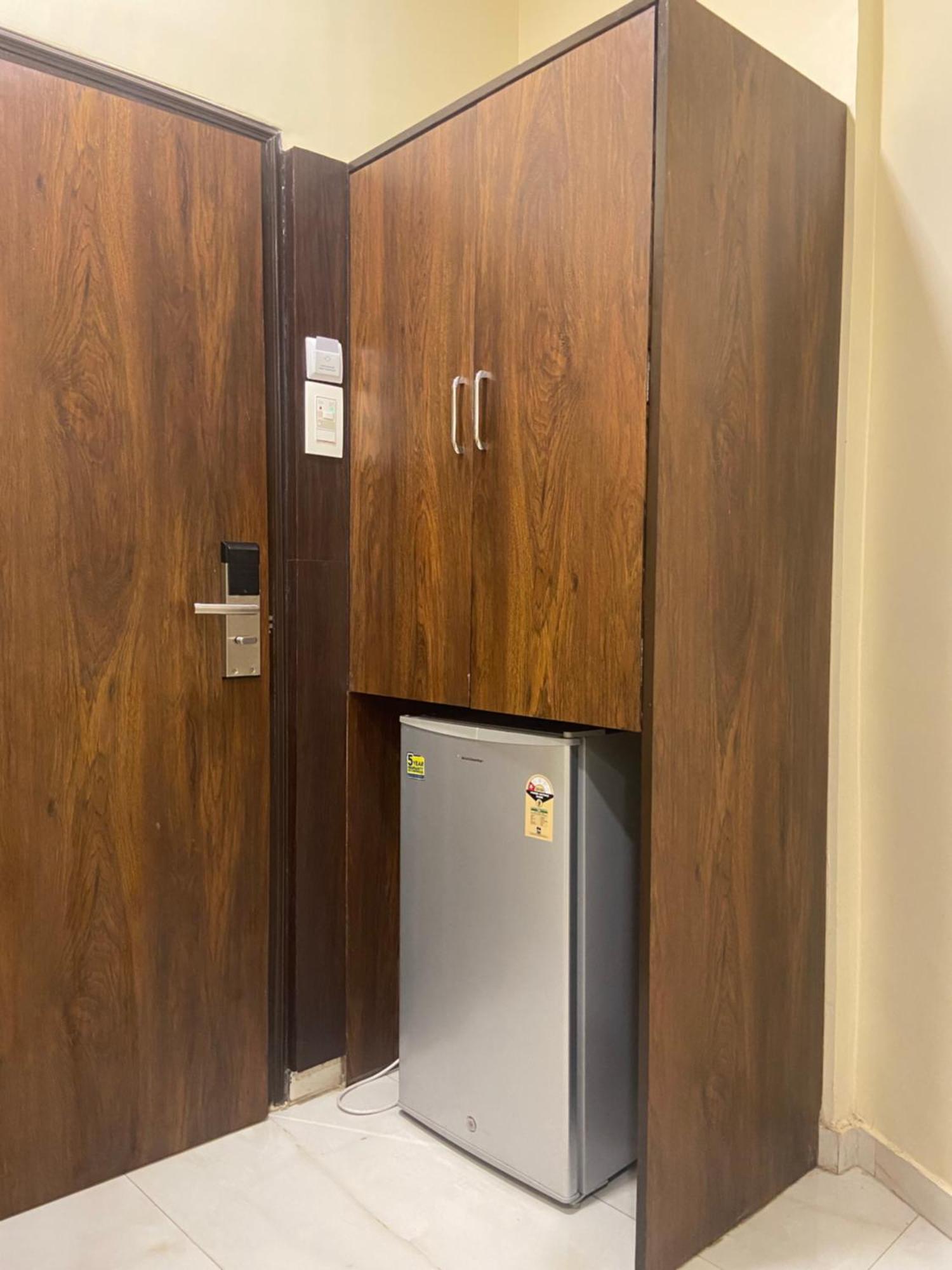 Hotel Ashyana - Near To Grant Road Station Мумбай Екстериор снимка