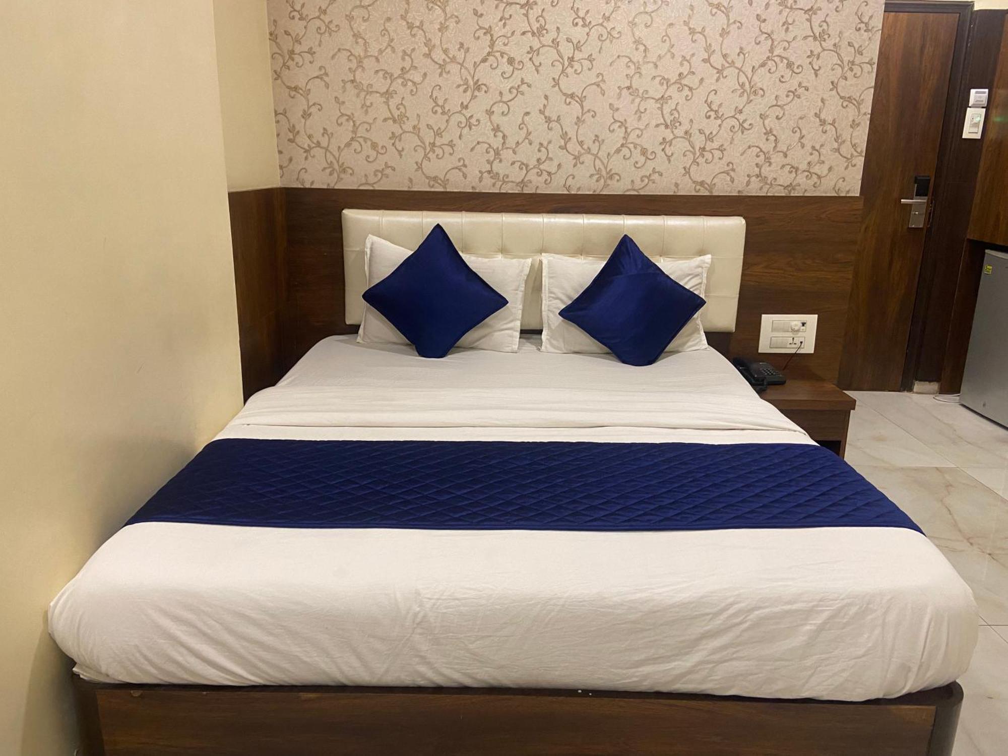 Hotel Ashyana - Near To Grant Road Station Мумбай Екстериор снимка